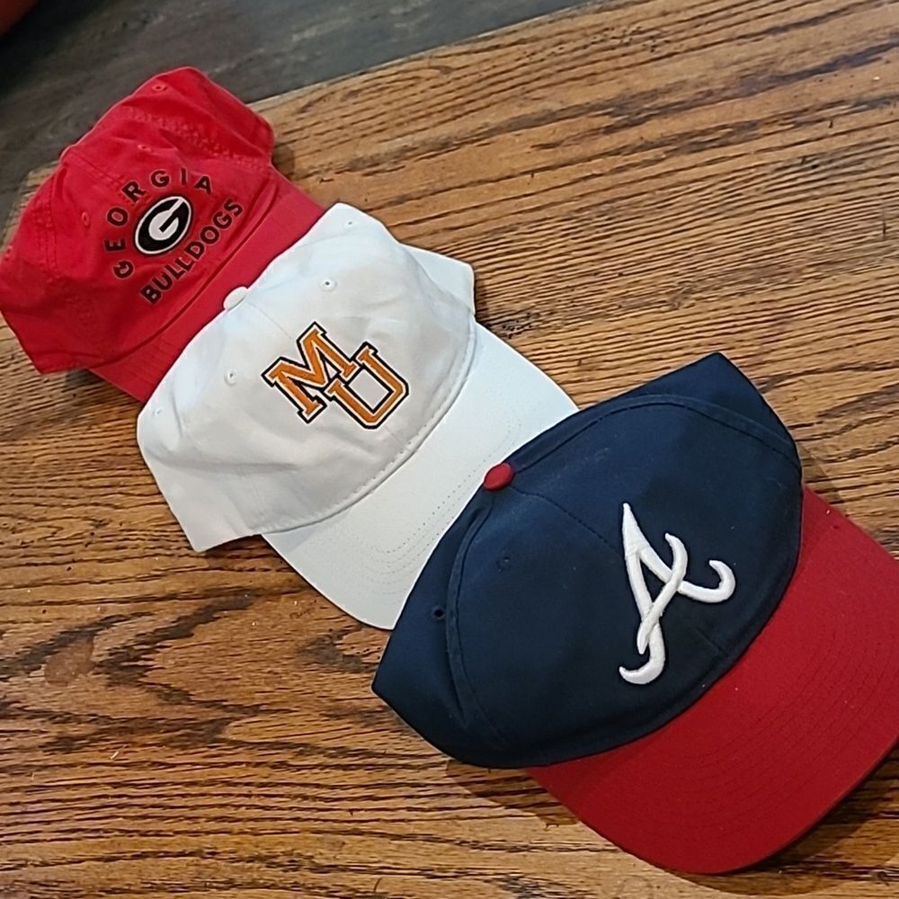 Bundle of 3 caps, adjustable straps
